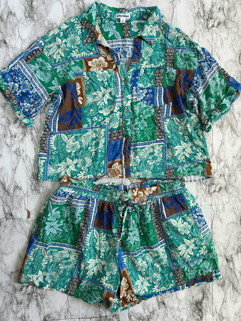 Kathy Ireland women’s XL 2 piece Matching Set Hawaiian Tropical shirt and shorts